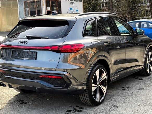 2026 Audi Q5 40 TFSI III (GU), серый, 5750070 рублей - вид 3