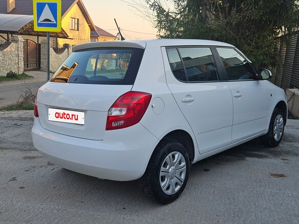 2012 Skoda Fabia II Рестайлинг, белый, 480000 рублей - вид 2