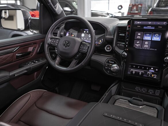 2026 Ram 1500 Crew Cab V Рестайлинг, красный - вид 28