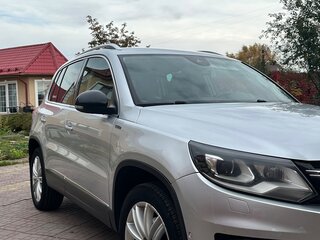 2013 Volkswagen Tiguan I Рестайлинг, серебристый, 1590000 рублей, вид 2