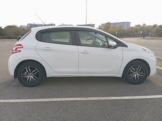 2014 Peugeot 208 I, белый, 695000 рублей, вид 5