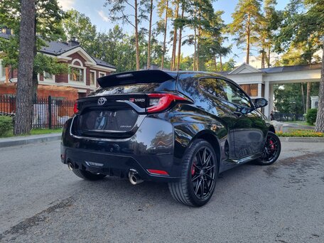 2023 Toyota Yaris IV, чёрный, 4250000 рублей, вид 2