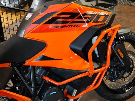 2023 KTM 1290 Super Adventure S, оранжевый, 1899900 рублей, вид 4