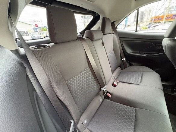 2023 Toyota Yaris IV, красный, 1540016 рублей - вид 8