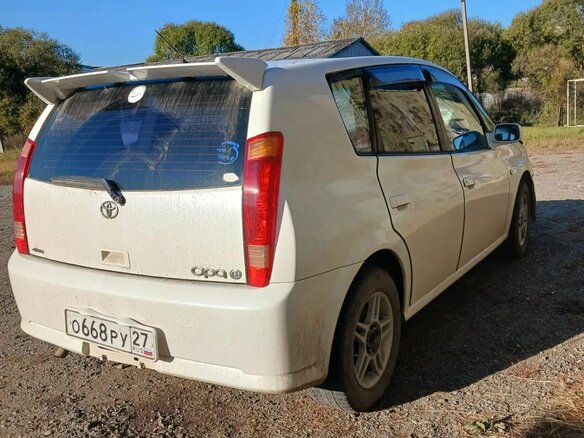 2002 Toyota Opa I Рестайлинг, белый, 380000 рублей - вид 4