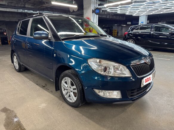 2013 Skoda Fabia II Рестайлинг, синий, 850000 рублей - вид 2