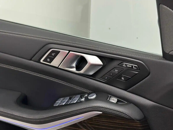 2023 BMW X7 40i I (G07) Рестайлинг, чёрный, 10977000 рублей - вид 25