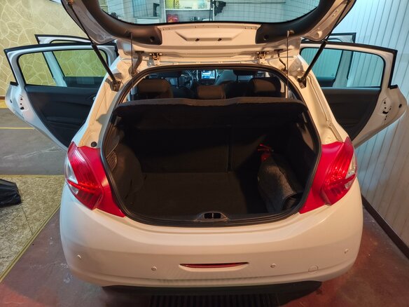 2013 Peugeot 208 I, белый, 600000 рублей - вид 15