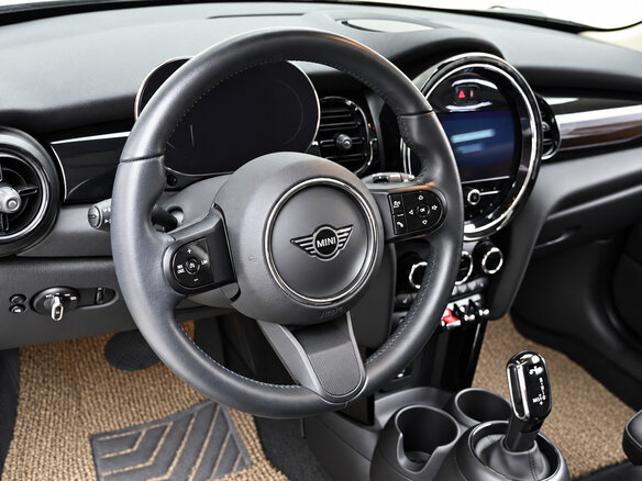 2022 Mini Hatch Cooper III (F55/F56) Рестайлинг 2, серебристый, 1860000 рублей - вид 8