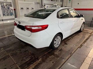 2013 Kia Rio 5-speed III, белый, 890000 рублей, вид 3