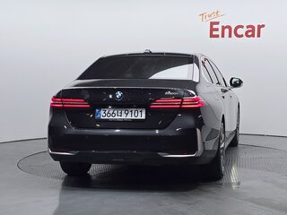 2025 BMW 5 серии 520i VIII (G60/G61/G68), чёрный, 5782000 рублей, вид 4