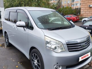2012 Toyota Noah II (R70), серебристый, 1380000 рублей, вид 1