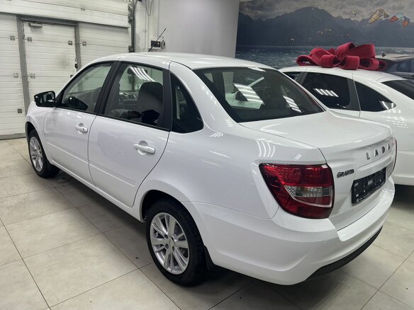 2026 Lada (ВАЗ) Granta I Рестайлинг, белый, 1153900 рублей - вид 5