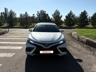 2021 Toyota Camry VIII (XV70) Рестайлинг, белый, 3400000 рублей, вид 2