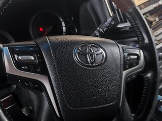 2016 Toyota Land Cruiser 200 Series Рестайлинг 2, серебристый, 6350000 рублей, вид 4