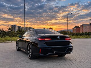 2024 BMW 7 серии 740i xDrive VII (G70), чёрный, 12900000 рублей, вид 5