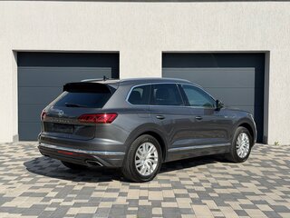 2019 Volkswagen Touareg III, серый, 4400000 рублей, вид 5