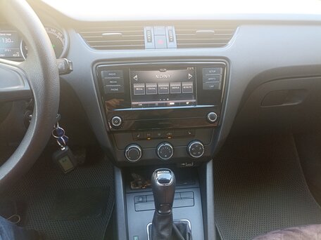 2018 Skoda Octavia III (A7) Рестайлинг, белый, 1440000 рублей, вид 5