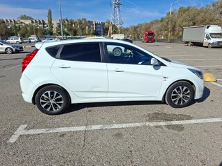 2014 Hyundai Solaris I Рестайлинг, белый, 910000 рублей, вид 3