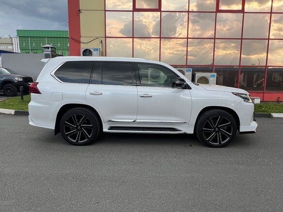 2016 Lexus LX 570 III Рестайлинг 2, белый, 7200000 рублей - вид 6