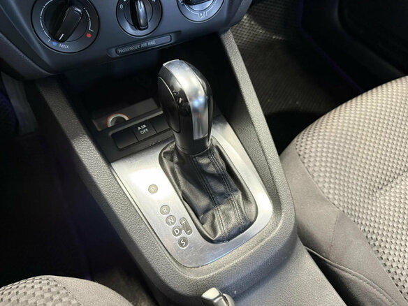 2013 Volkswagen Jetta VI, чёрный - вид 11