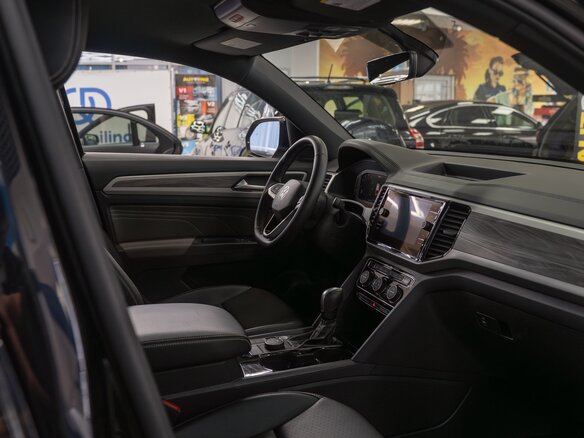 2022 Volkswagen Atlas Cross Sport I, чёрный, 3700000 рублей - вид 8