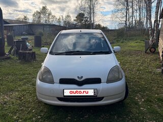 2001 Toyota Vitz I (P10), белый, 350000 рублей, вид 2