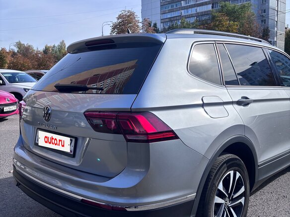 2021 Volkswagen Tiguan II Рестайлинг, серебристый, 3390000 рублей - вид 2