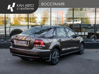 2016 Volkswagen Polo V Рестайлинг, коричневый, 920000 рублей, вид 3