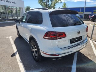 2018 Volkswagen Touareg II Рестайлинг, белый, 3900000 рублей, вид 3