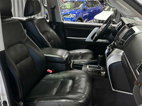2014 Toyota Land Cruiser 200 Series Рестайлинг 1, серебристый, 3930000 рублей - вид 14