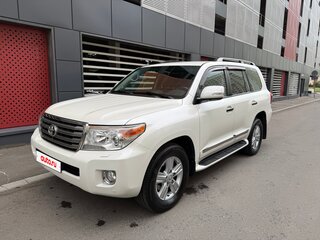 2012 Toyota Land Cruiser 200 Series Рестайлинг 1, белый, 4000000 рублей, вид 3