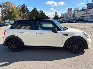 2021 Mini Hatch Cooper III (F55/F56) Рестайлинг 2, белый, 2685000 рублей, вид 4