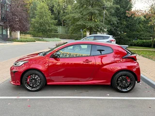 2024 Toyota Yaris IV, красный, 7500000 рублей, вид 2