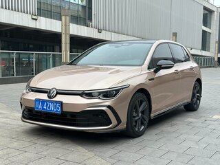 2022 Volkswagen Golf VIII, бежевый, 1550000 рублей, вид 1