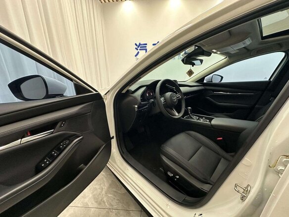 2023 Mazda 3 Axela IV (BP), белый, 1650000 рублей - вид 3