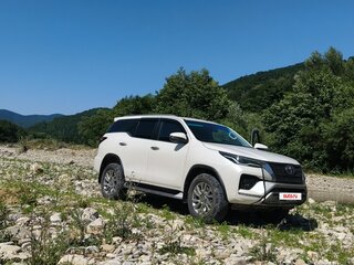 2022 Toyota Fortuner II Рестайлинг, белый, 5500000 рублей, вид 3