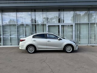 2020 Kia Rio IV, серый, 1370000 рублей, вид 4