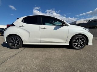 2022 Toyota Yaris IV, белый, 790005 рублей, вид 3