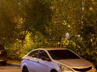 2015 Hyundai Solaris I Рестайлинг, жёлтый, 550000 рублей, вид 3