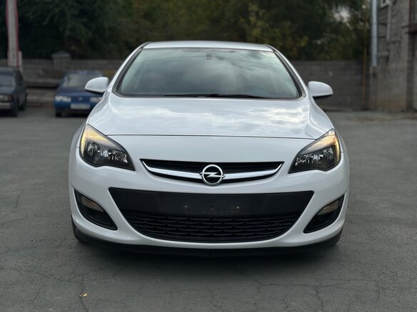 2013 Opel Astra J Рестайлинг, белый - вид 1