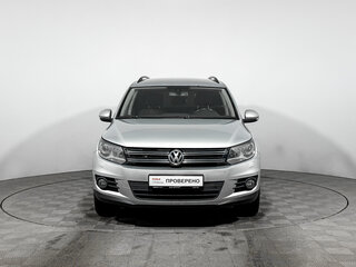 2016 Volkswagen Tiguan I Рестайлинг, серебристый, 875000 рублей, вид 2