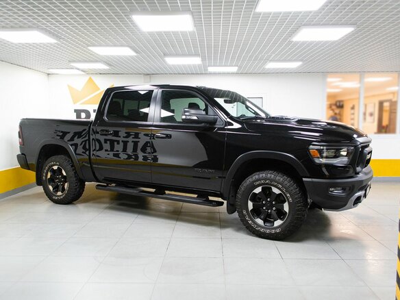 2022 Ram 1500 Crew Cab eTorque V, чёрный, 7999000 рублей - вид 2