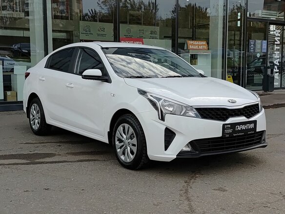 2021 Kia Rio IV Рестайлинг, белый, 1930000 рублей - вид 2