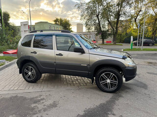 2017 Chevrolet Niva I Рестайлинг, бежевый, 820000 рублей, вид 4