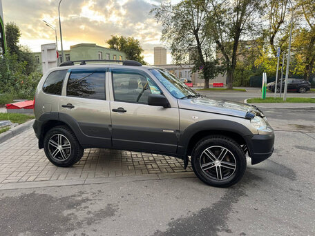 2017 Chevrolet Niva I Рестайлинг, бежевый, 820000 рублей, вид 4