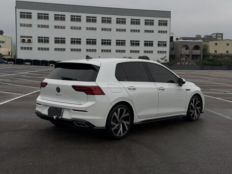 2023 Volkswagen Golf VIII, белый, 1990000 рублей, вид 2