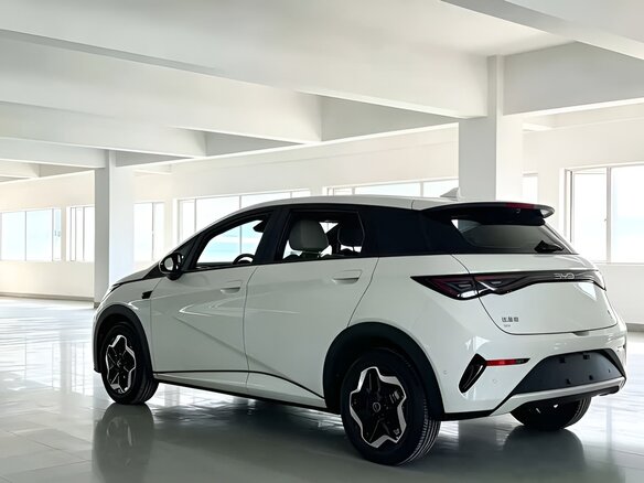 2025 BYD Dolphin 45.12 kWh I Рестайлинг, бежевый, 1980000 рублей - вид 4