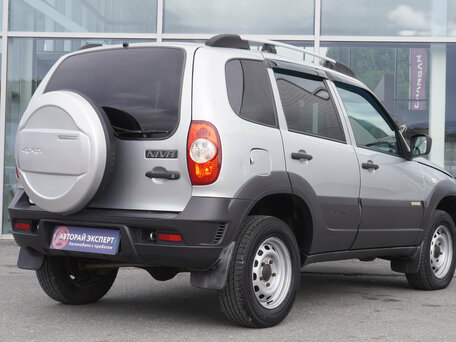 2017 Chevrolet Niva I Рестайлинг, серебристый, 591000 рублей, вид 5