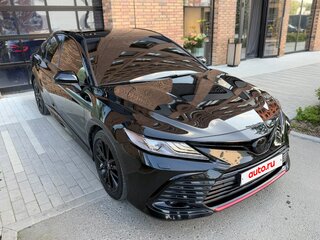 2021 Toyota Camry VIII (XV70) Рестайлинг, чёрный, 4650000 рублей, вид 4